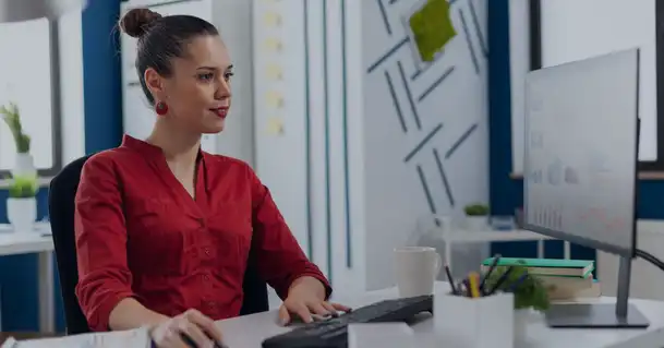 femme avec son ordinateur à son bureau
